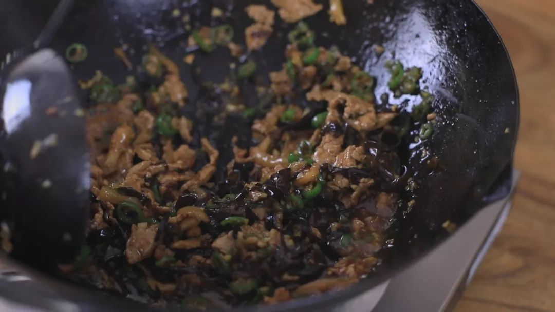 土豆粉怎样才好吃？浇头最重要，这样做酸辣过瘾连汤底都喝干