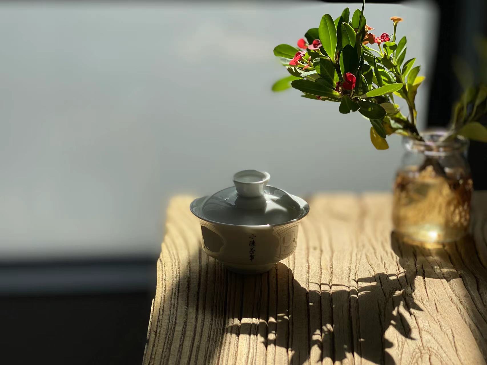 白毫银针：尊贵如玉，珍稀似金，千年茶道，一盏相迎。