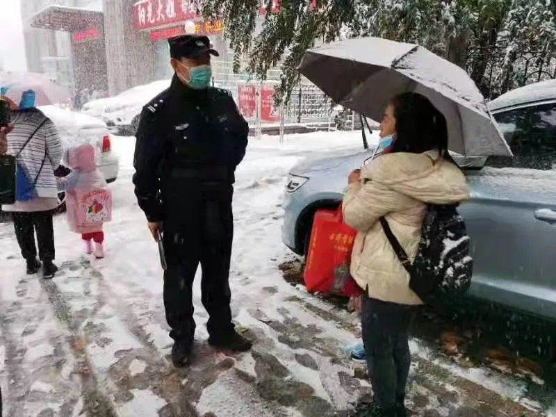 雨雪中的守护：济南公安化身成为风雪中的最美警色