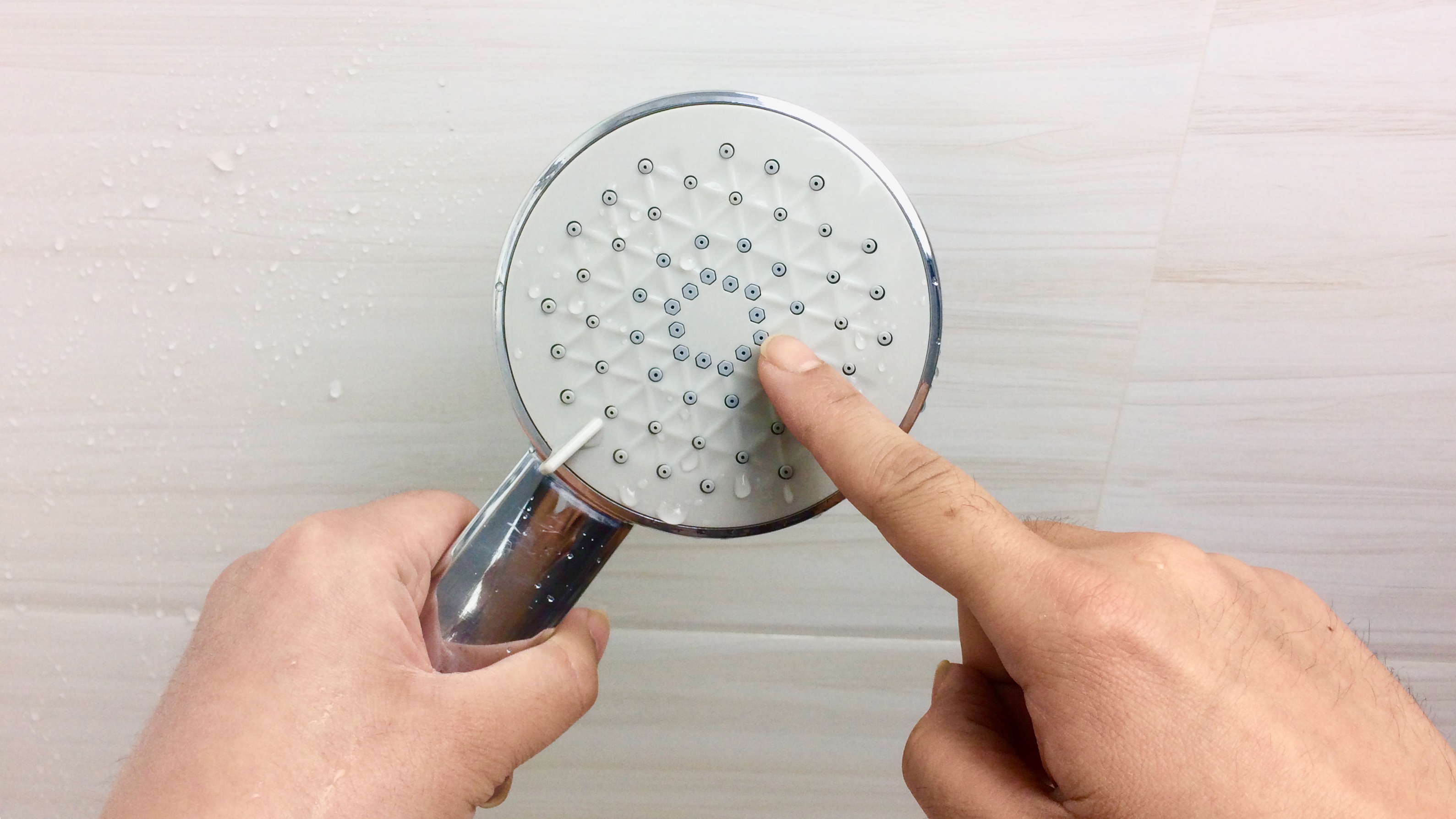 浴室莲蓬头堵塞不用请师傅,不用花钱,简单一招就解决