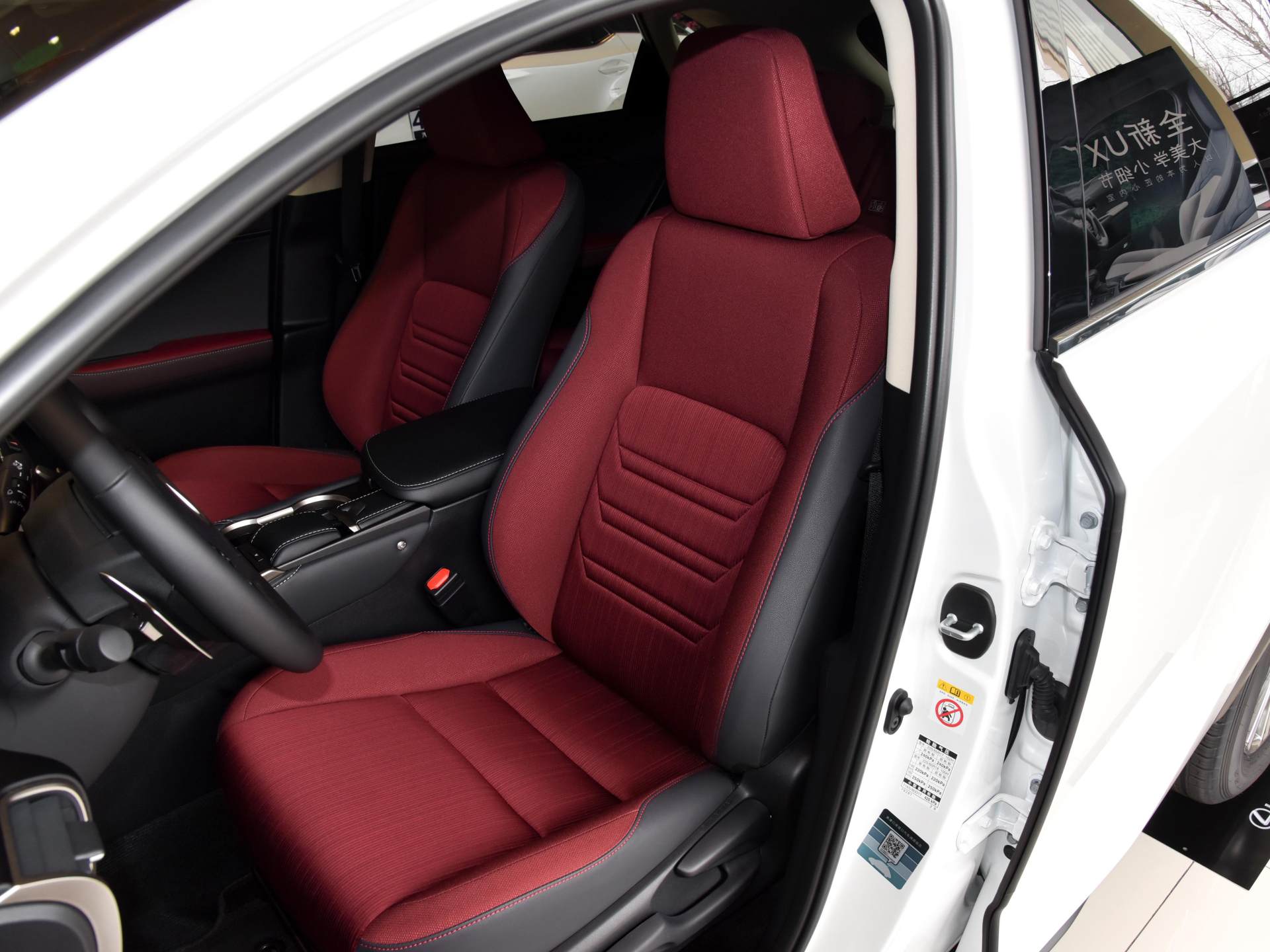 实拍不输奥迪Q5的豪华SUV：成交价27万，混动油耗5.8L