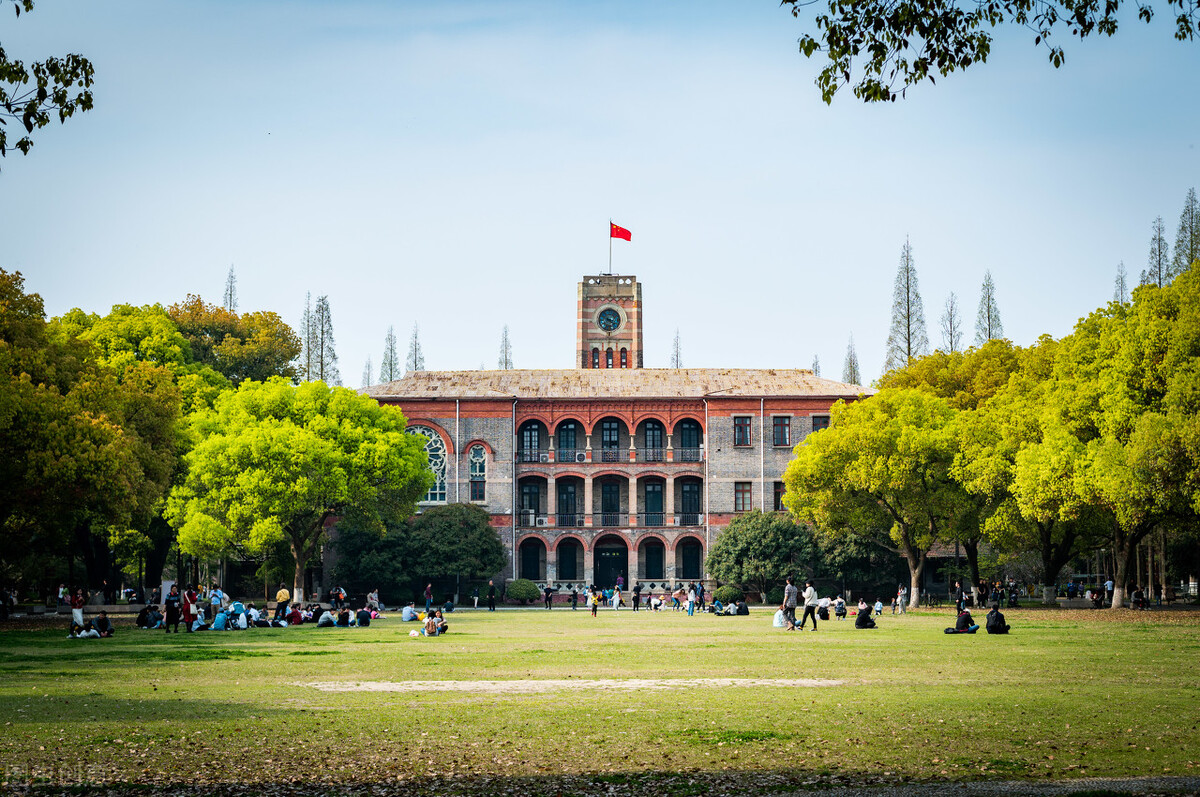 中国最美大学：隐匿在山坡上的古堡式校园VS偶像剧取景地