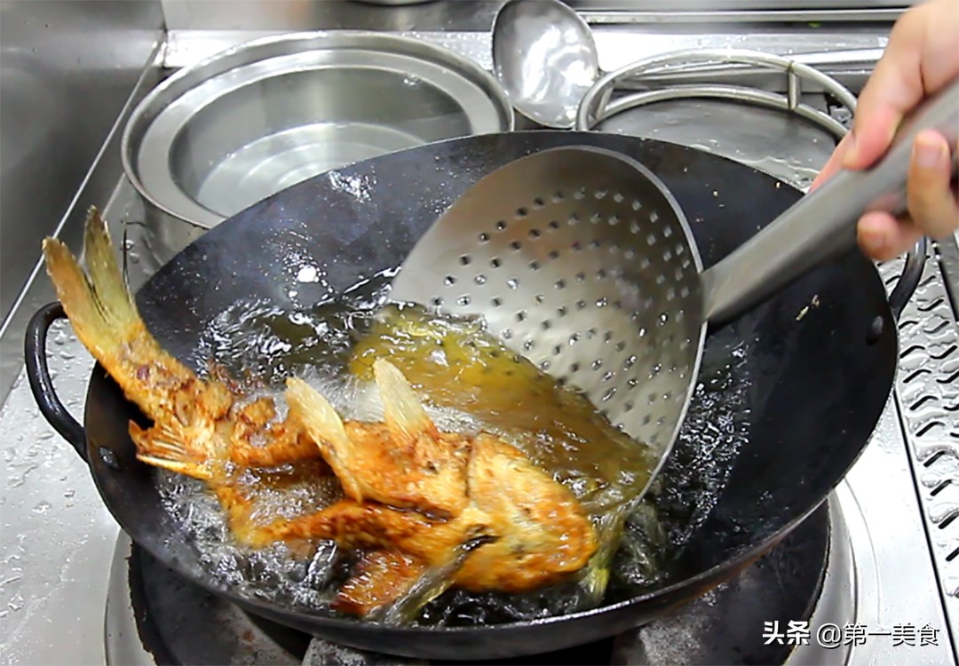 家常红烧鱼很多人都不会做，厨师长教你小技巧，鲜嫩多汁，外皮酥