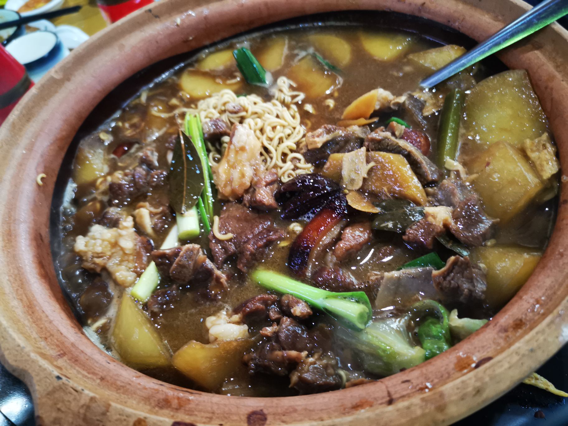 燕塘这家深藏民宅的餐馆,吃到了据说广州仅此一家的脆皮羊肉煲?
