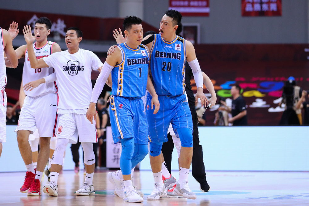 林书豪在cba为什么老摔跤(43分钟27次倒地！NBA对抗不错的林书豪，为何转战CBA一碰就倒？)