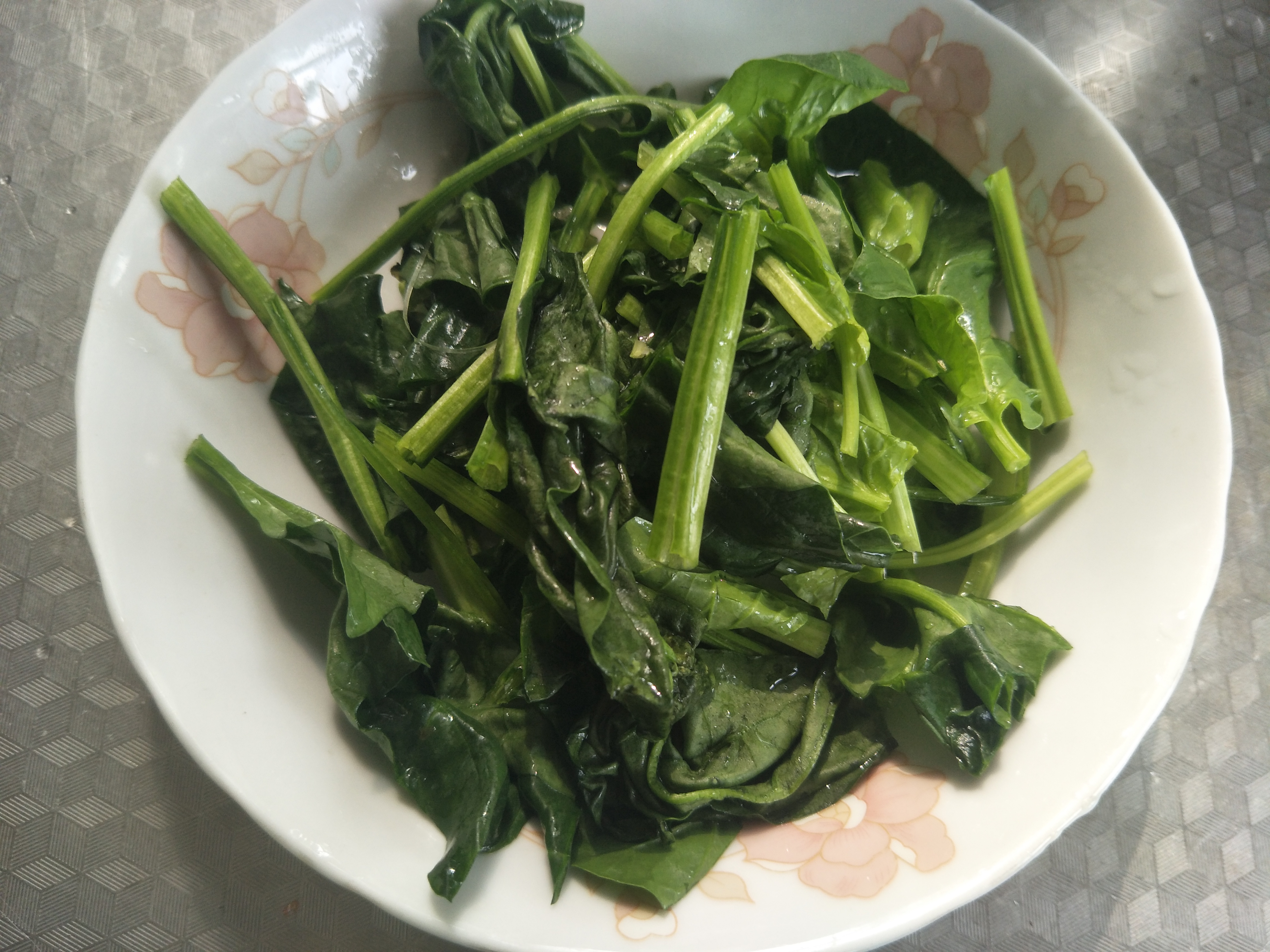 做菠菜汤时，到底要不要放锅炒？教你详细做法，菠菜汤翠绿好喝