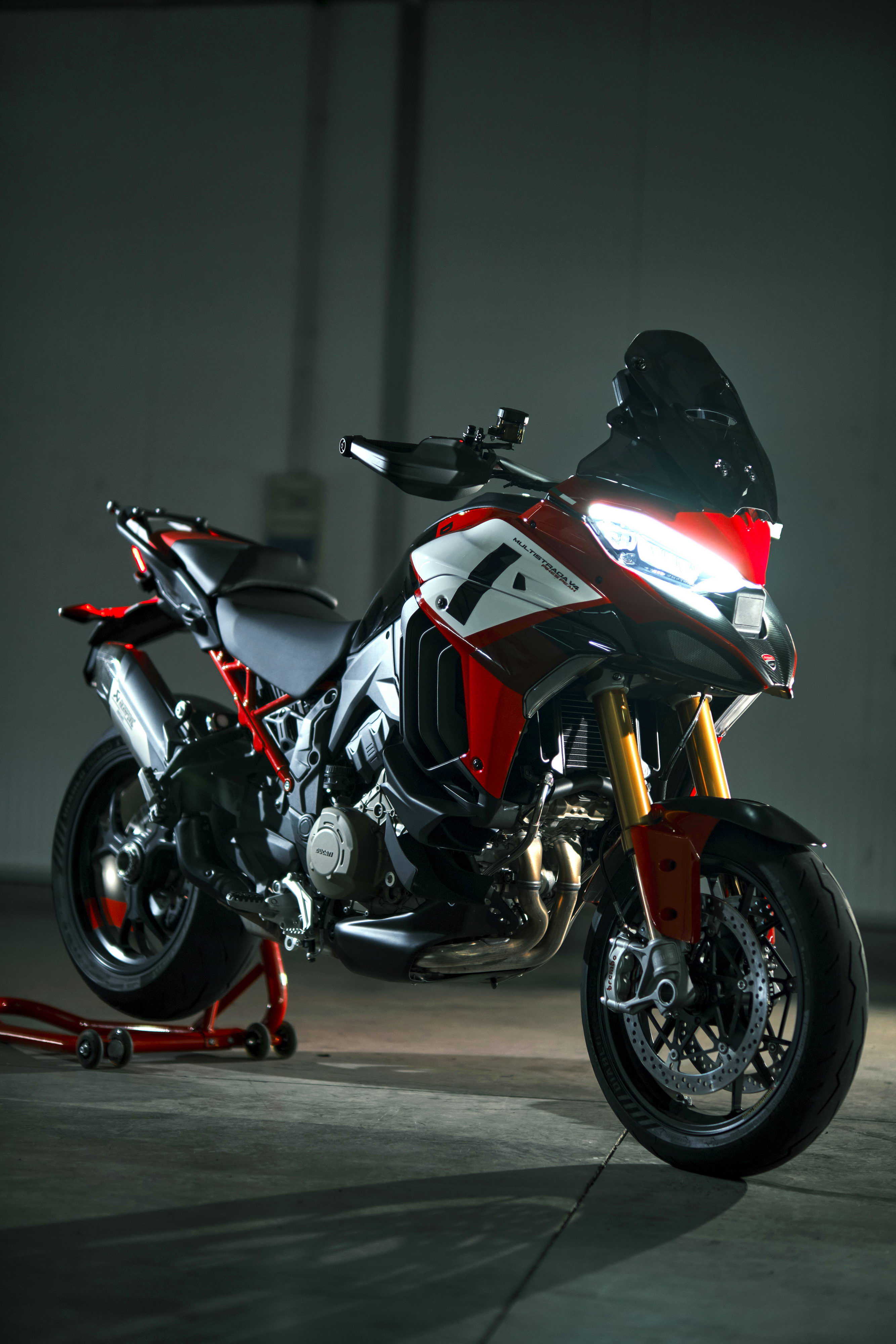 杜卡迪 2022 Multistrada V4 派克峰版 户外特写