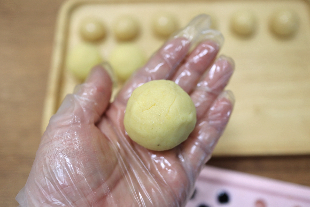 黑芝麻酱绿豆沙月饼还真好吃，说啥也得试一试，歪打正着的美味