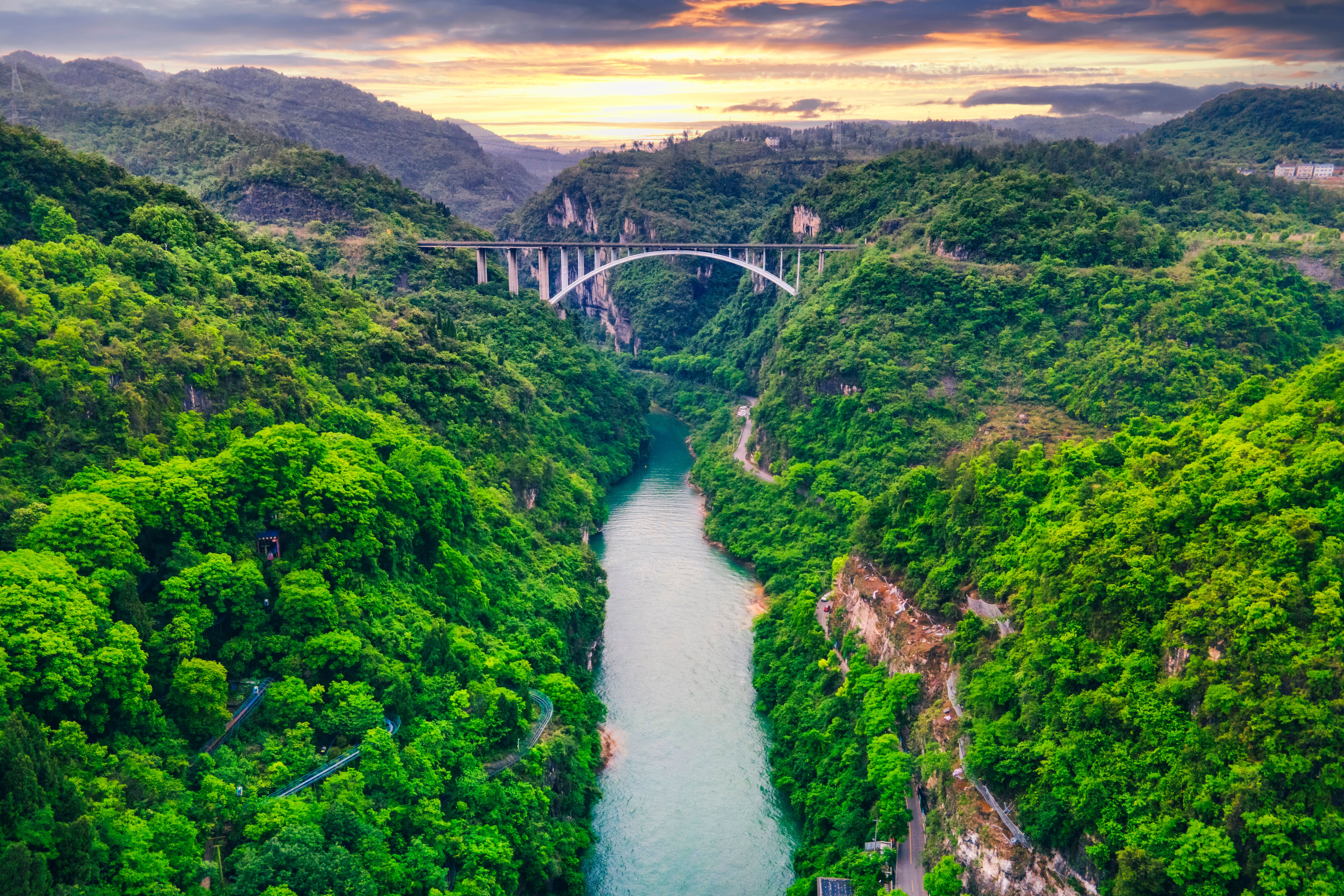 奇峰异岭间，峡谷秘境现无与伦比的壮美