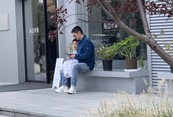 8岁嗯哼买零食被偶遇，暴风长高白白瘦瘦，完美遗传爸爸杜江长腿