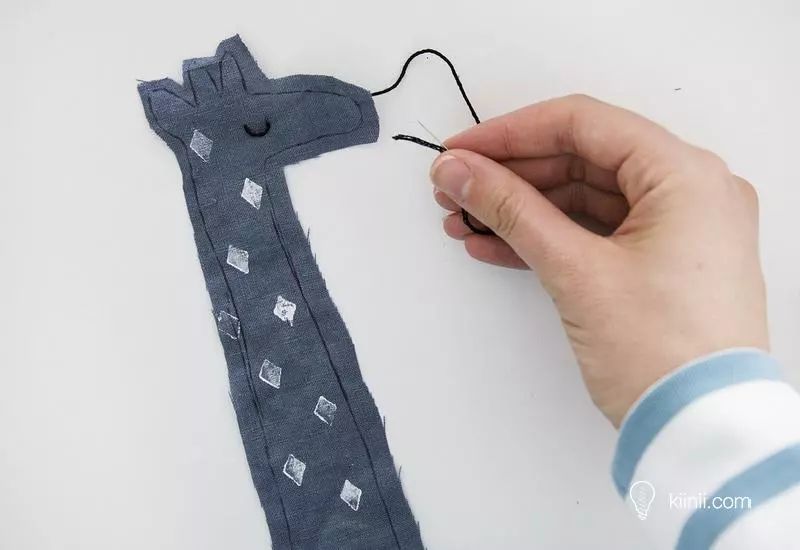 DIY布艺手工教程：6步骤制作长颈鹿布艺玩偶，简单有趣还呆萌！