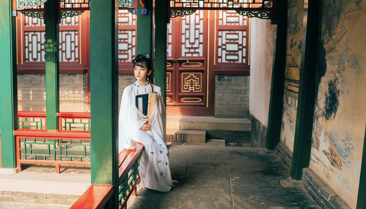 《红楼梦》第13回：秦可卿与公公贾珍、凤姐有着非同一般的关系