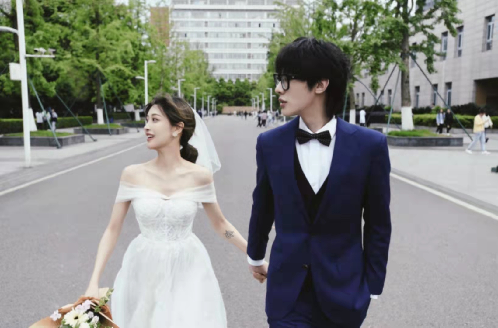 百万粉网红官宣产女，进产房前仍不忘p图，老公全程陪产帮剪脐带