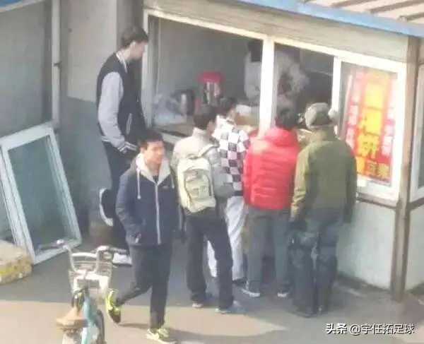 中超 喝的饮料是什么意思(小宇医生：碳酸饮料，真的是职业球员的健康杀手吗？)