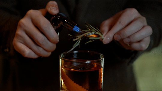 隐藏在小镇里的复古酒吧，穿越时空享受微醺
