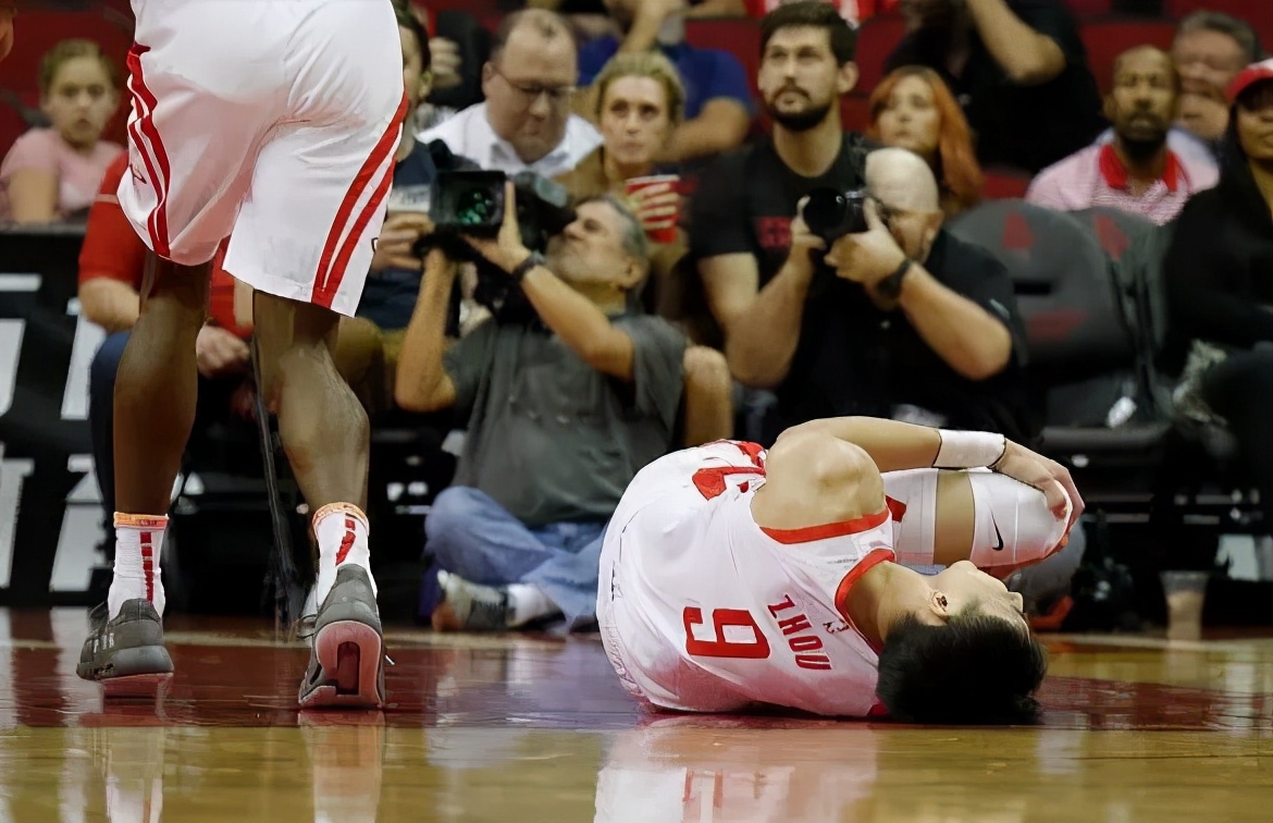 nba抽筋为什么不经常有(NBA比赛强度多高？詹姆斯曾在比赛抽筋，劳森一肘让对手脸变形)