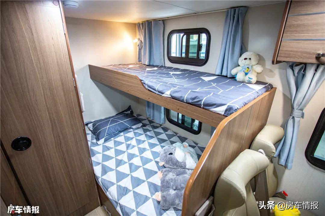 宇通新款房车：造型少见，有3张床能住一家5口人，30多万值么？