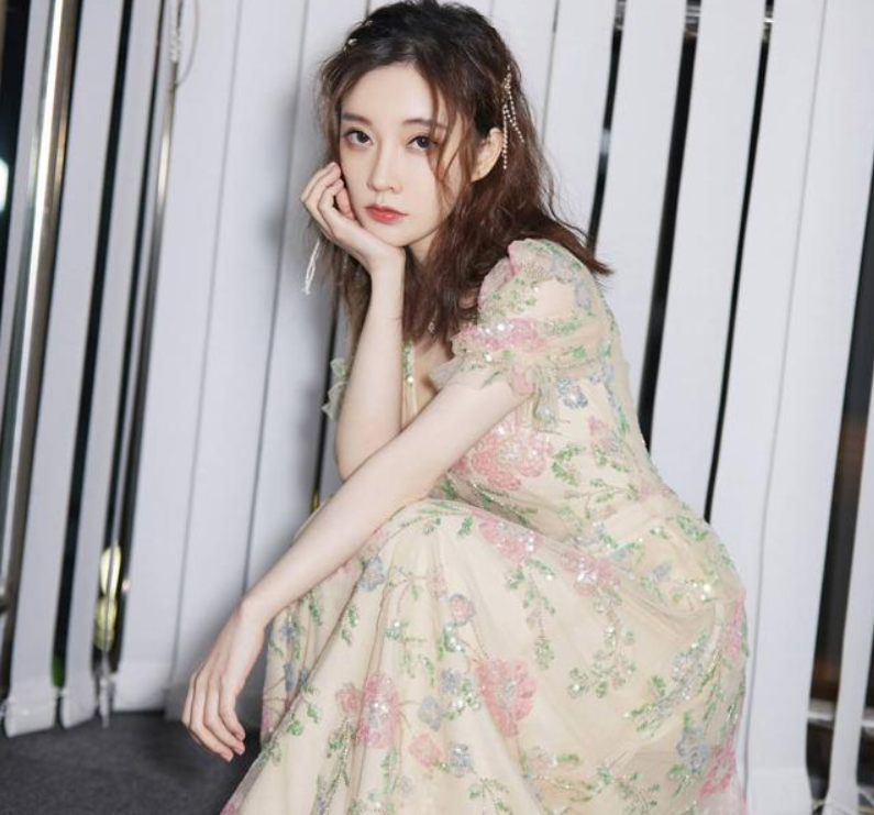 凭自己努力走红的8位女网红，一个比一个拼，有人因一条裙子爆火