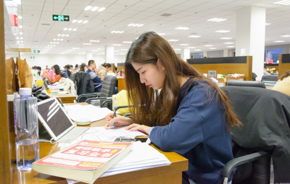 部分高校传来“坏消息”，考研党不淡定了，直呼我们太难了