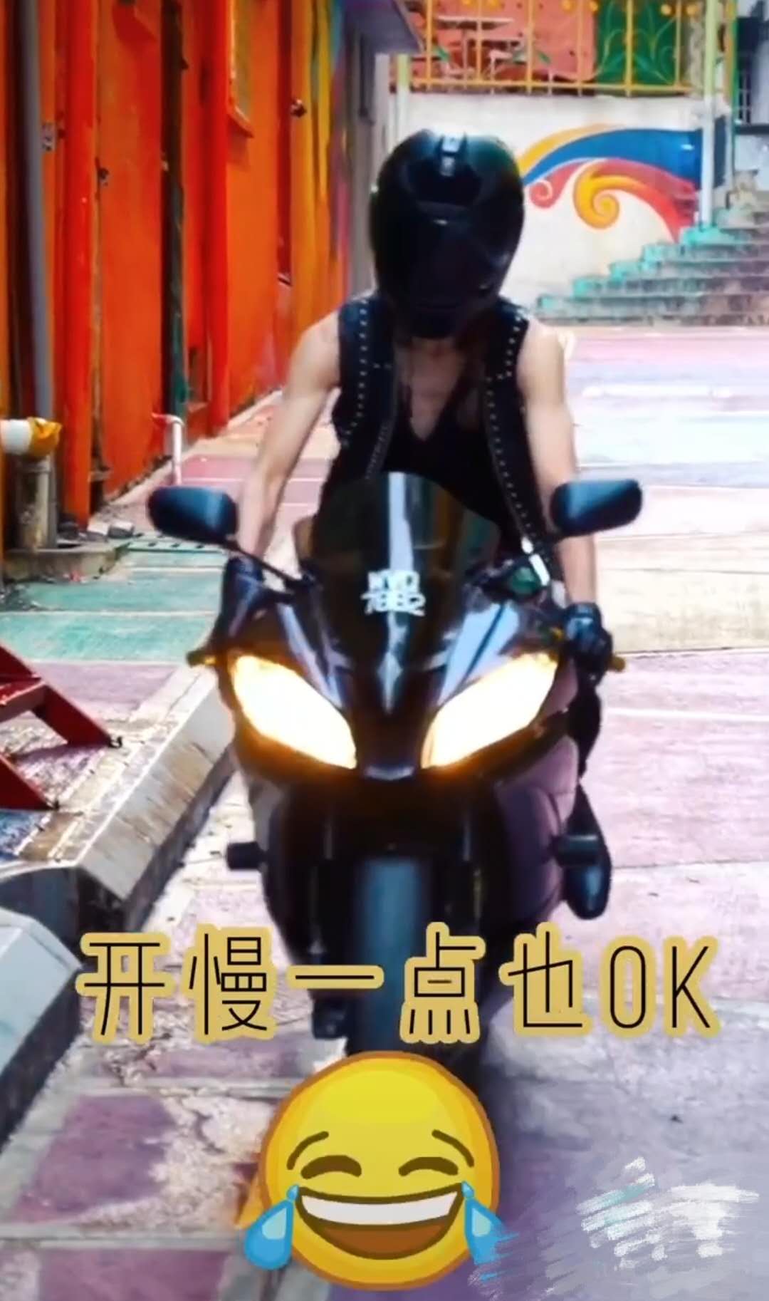 周秀娜开机车耍酷，大露性感好身材被指使用替身，网友嗑糖黄宗泽