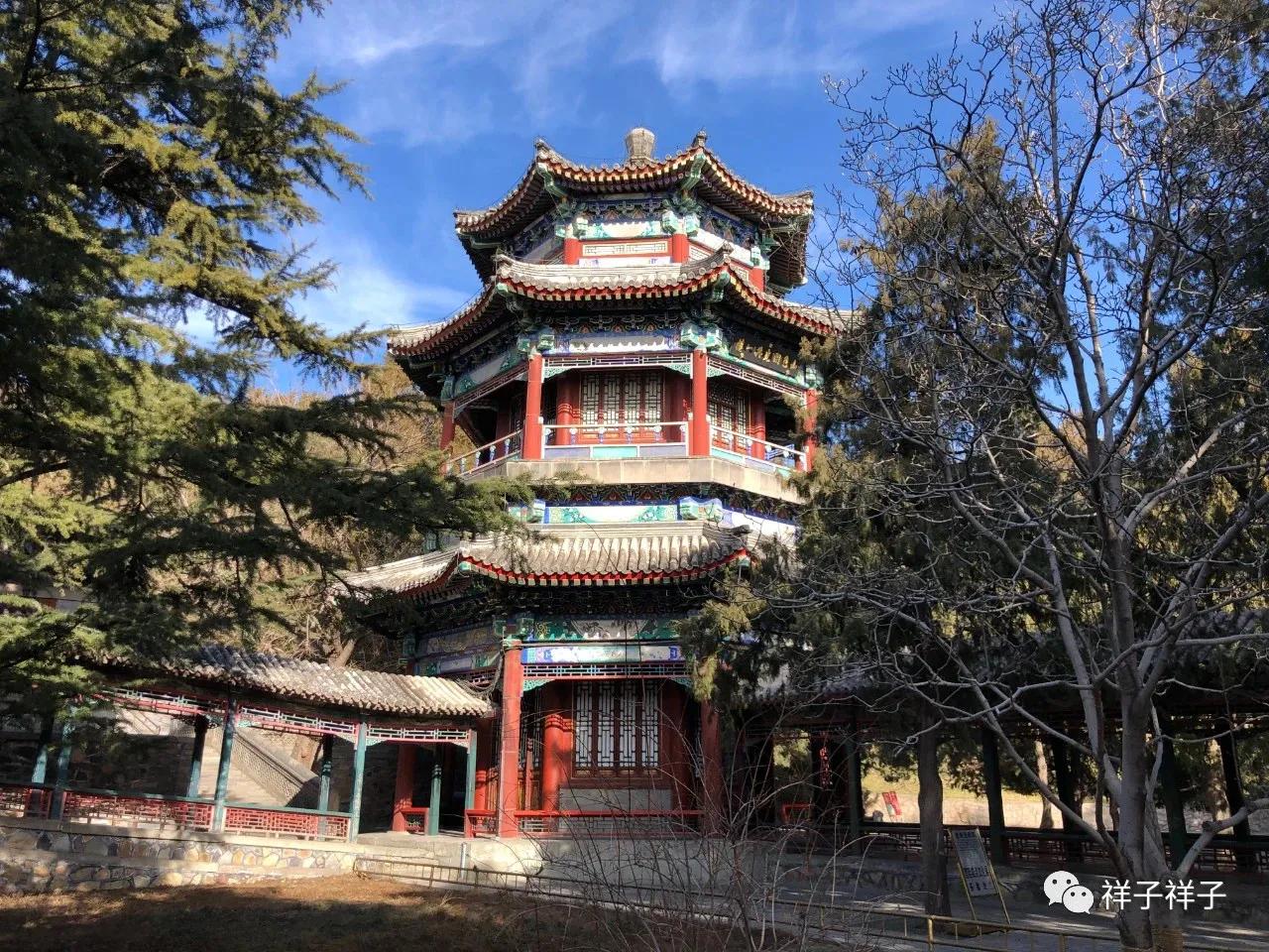 听鹂馆原是乾隆为其母看戏所建,内有两层戏台,因古人常借黄鹂鸟的叫声