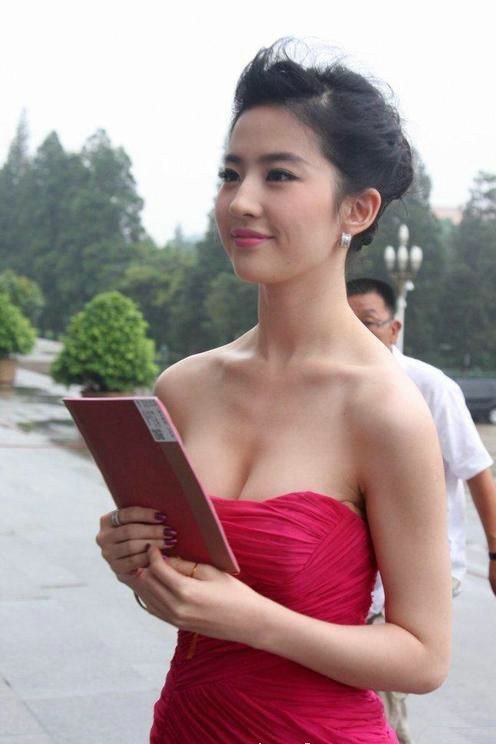 刘诗诗倪妮美丽的“天鹅颈”，平时是如何“护理”的？