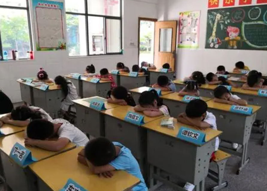 学校课桌（学校出现新课桌椅）