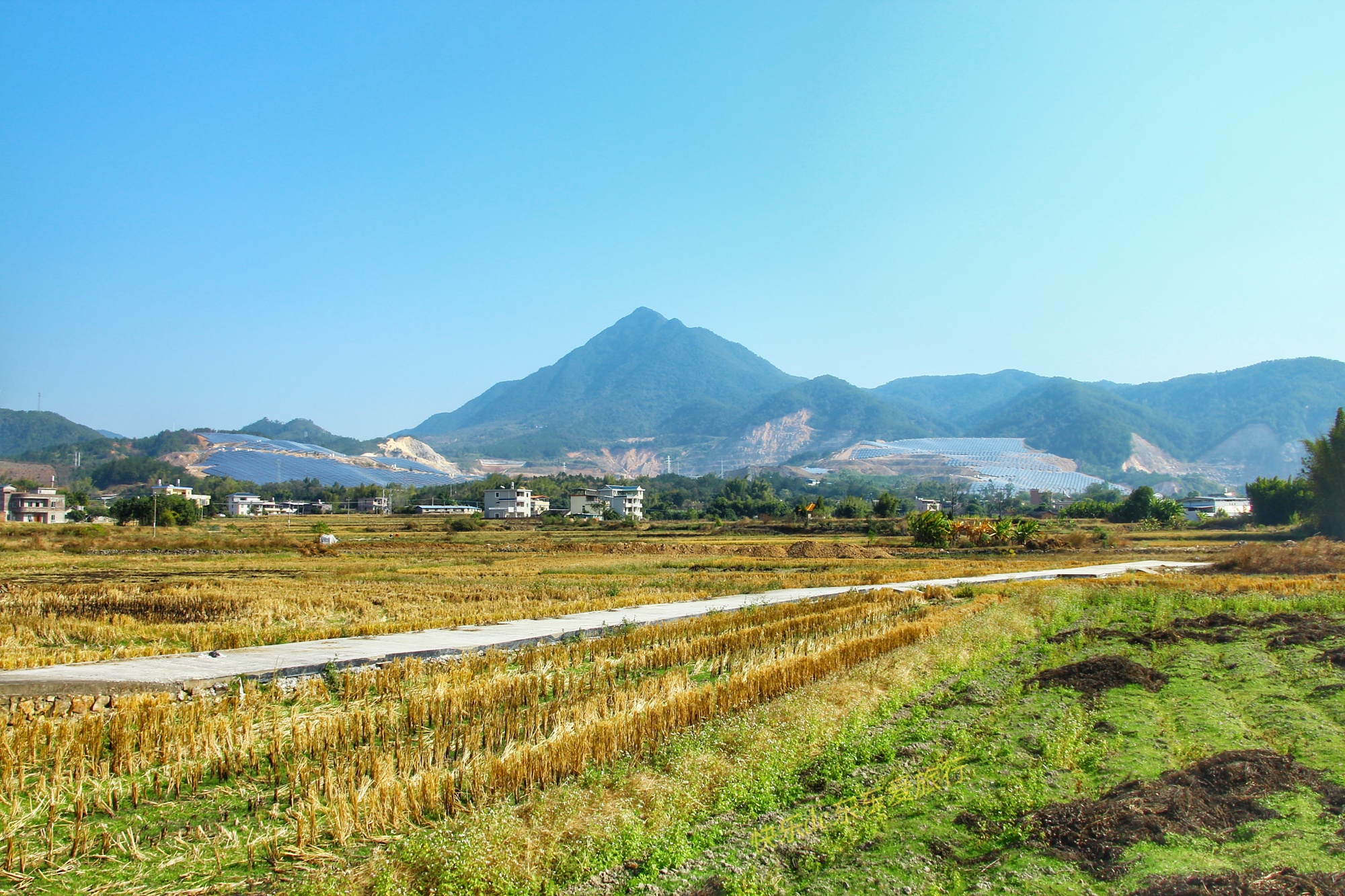 平远县东石镇,平远东石灵水村,一村两水库,稻田景也美-出走网