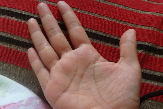 小指在五个手指中代表的含义比较多,它可以引申出多种含义,那小拇指长