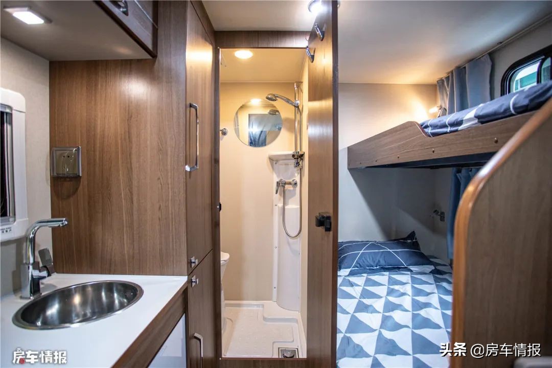 宇通新款房车：造型少见，有3张床能住一家5口人，30多万值么？