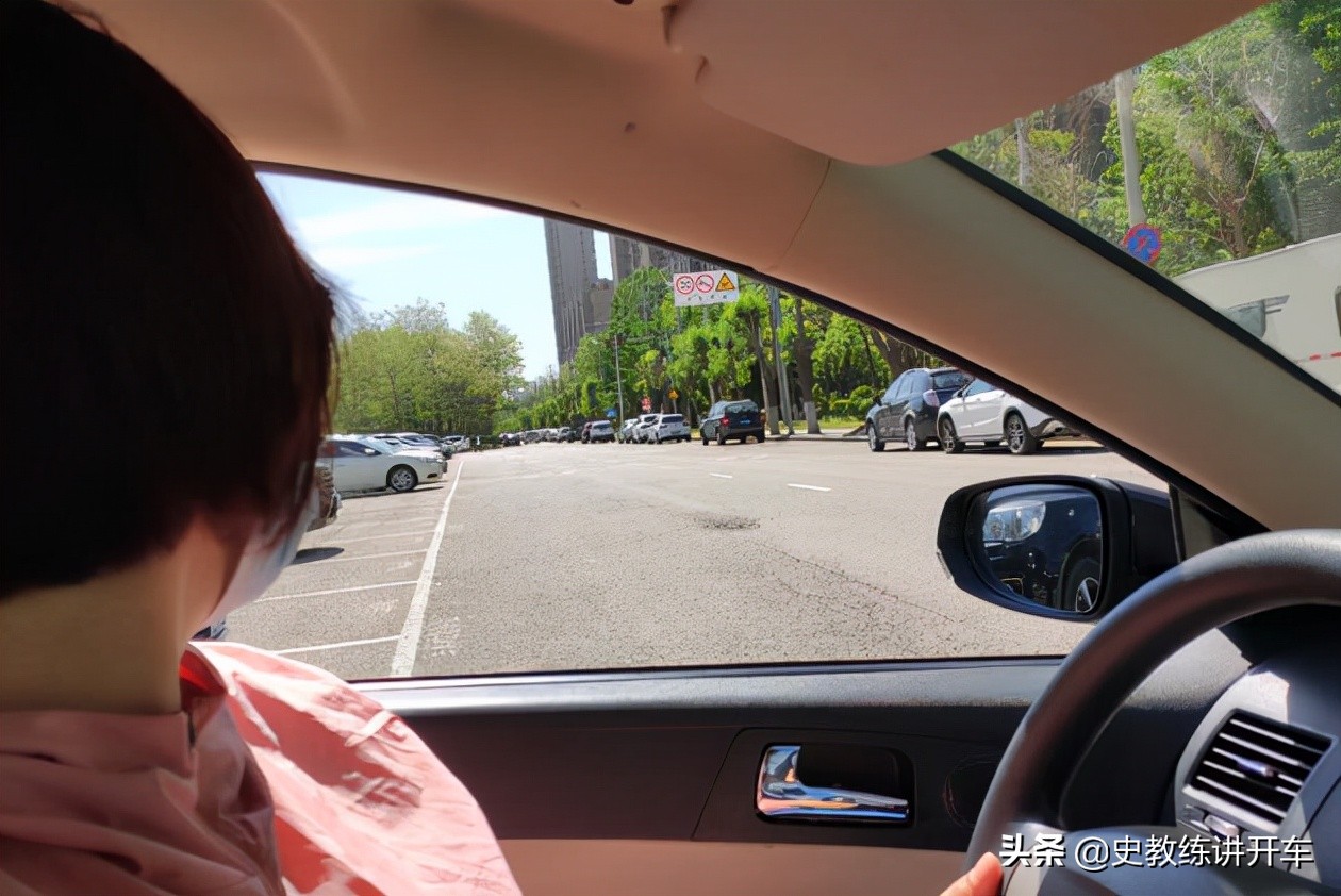 倒車時(shí)，新手司機(jī)如何判斷，車身與車位前端垂直距離大于1.5米？