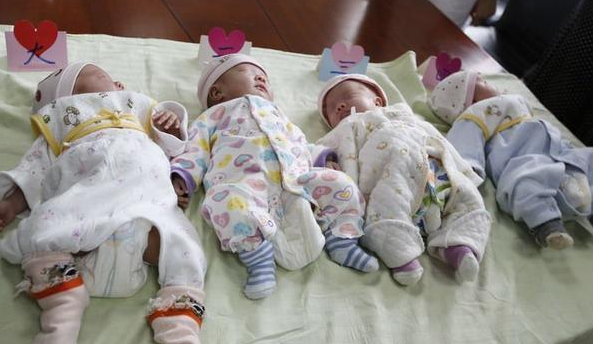 幸运孕妇生下4胞胎，宝爸得知宝宝性别后，直呼：拯救了银河系