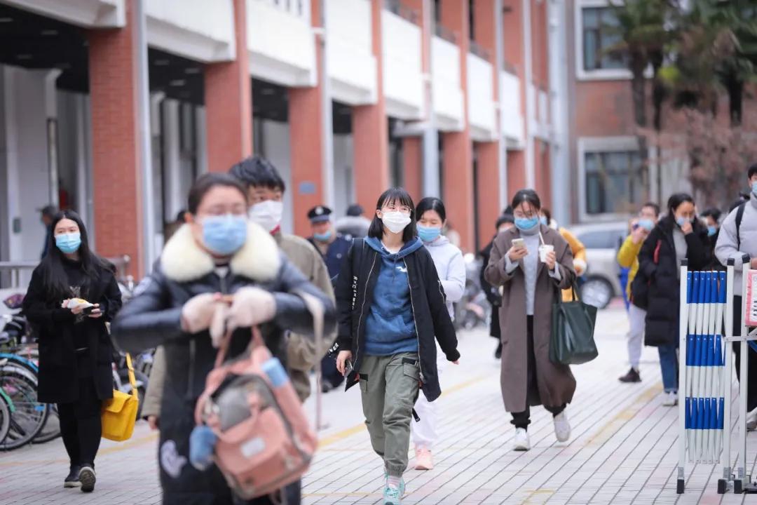 考生规模再创新高！考研首日，多图直击复旦大学考点