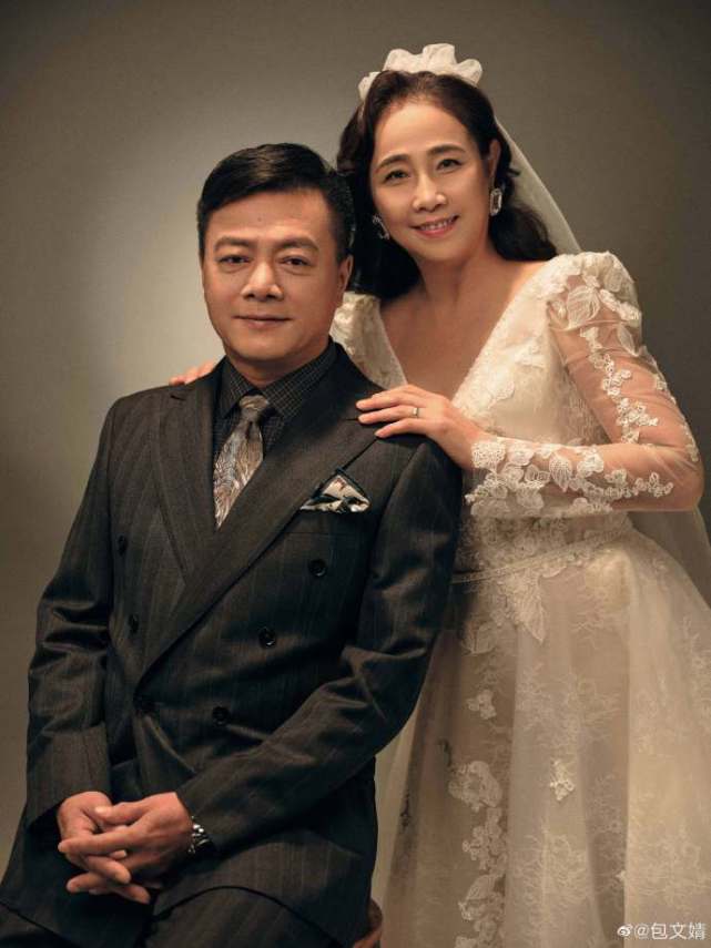 包文婧晒父母婚纱照，妈妈温柔知性，爸爸被赞比女婿包贝尔帅太多
