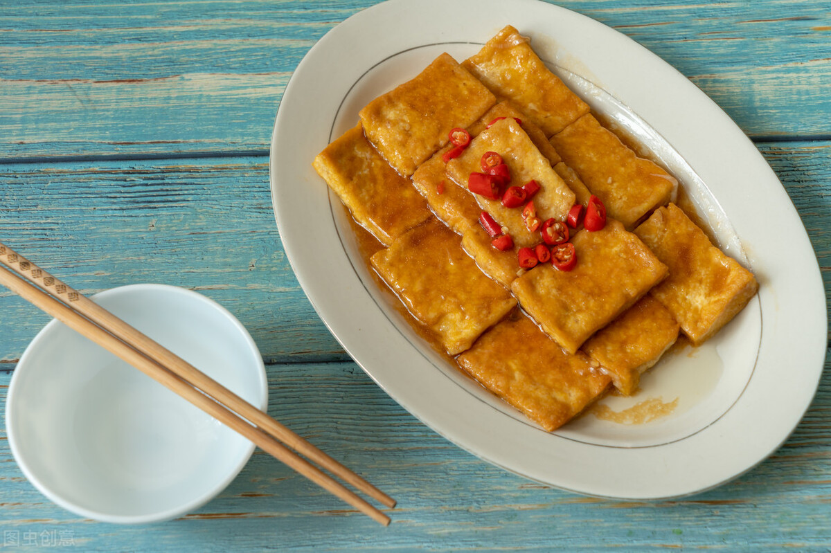煎豆腐，不能直接下油锅，多做1步，豆腐好吃入味，不碎不粘锅
