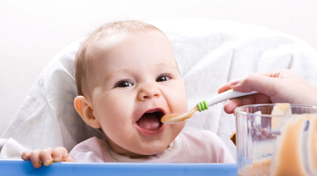 孩子一岁后出现三种表现，可能是“咀嚼能力不足”，两招可改善