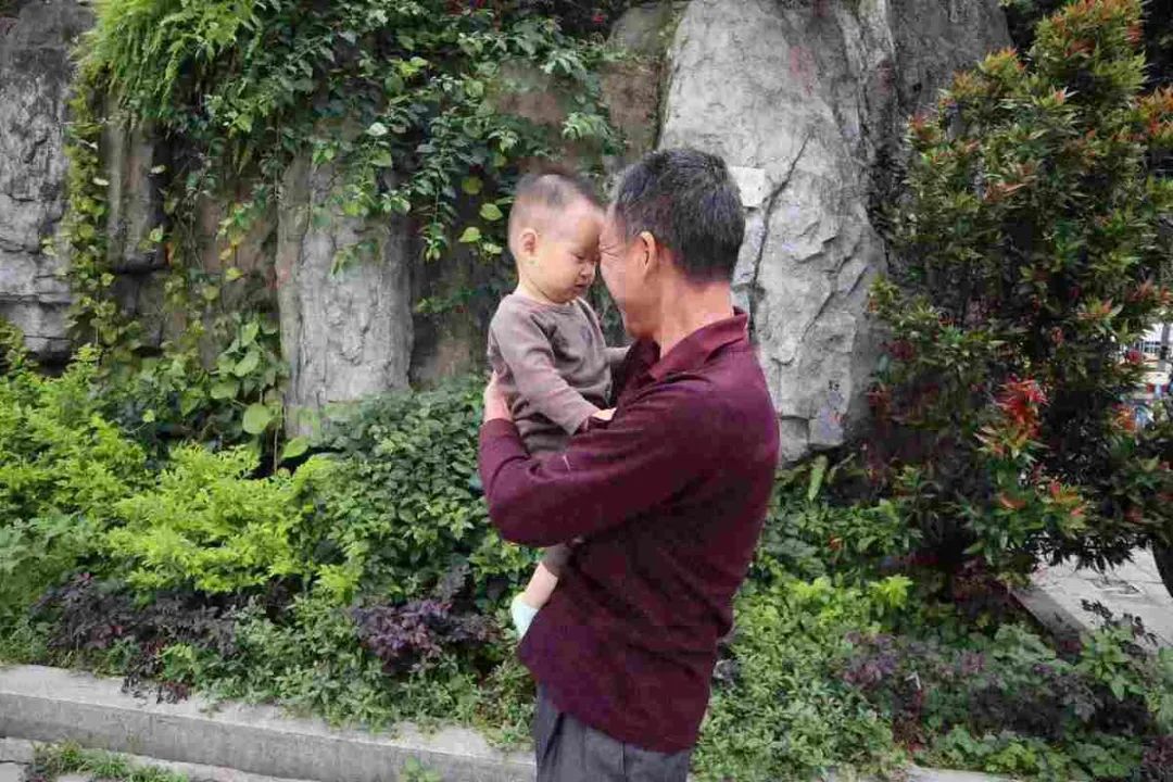 暖哭朋友圈的瞬间：这世上最爱孩子的人，或许不是妈妈