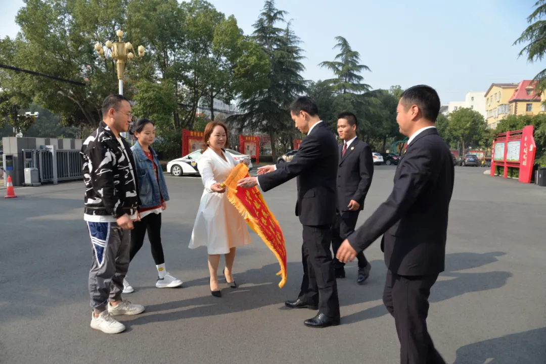 一片真心为民企,一面锦旗诉真情