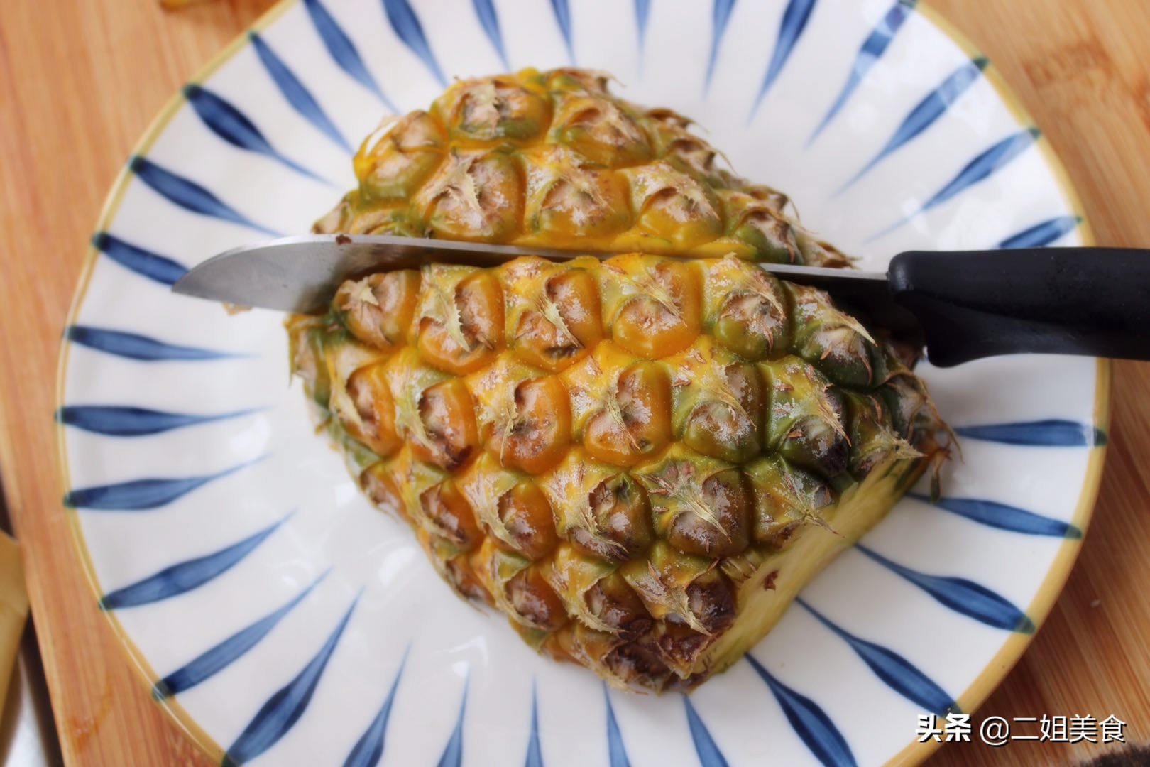 怎么切菠萝(原来在家切菠萝这么简单,不削皮不挖眼,简单易学,真的太省