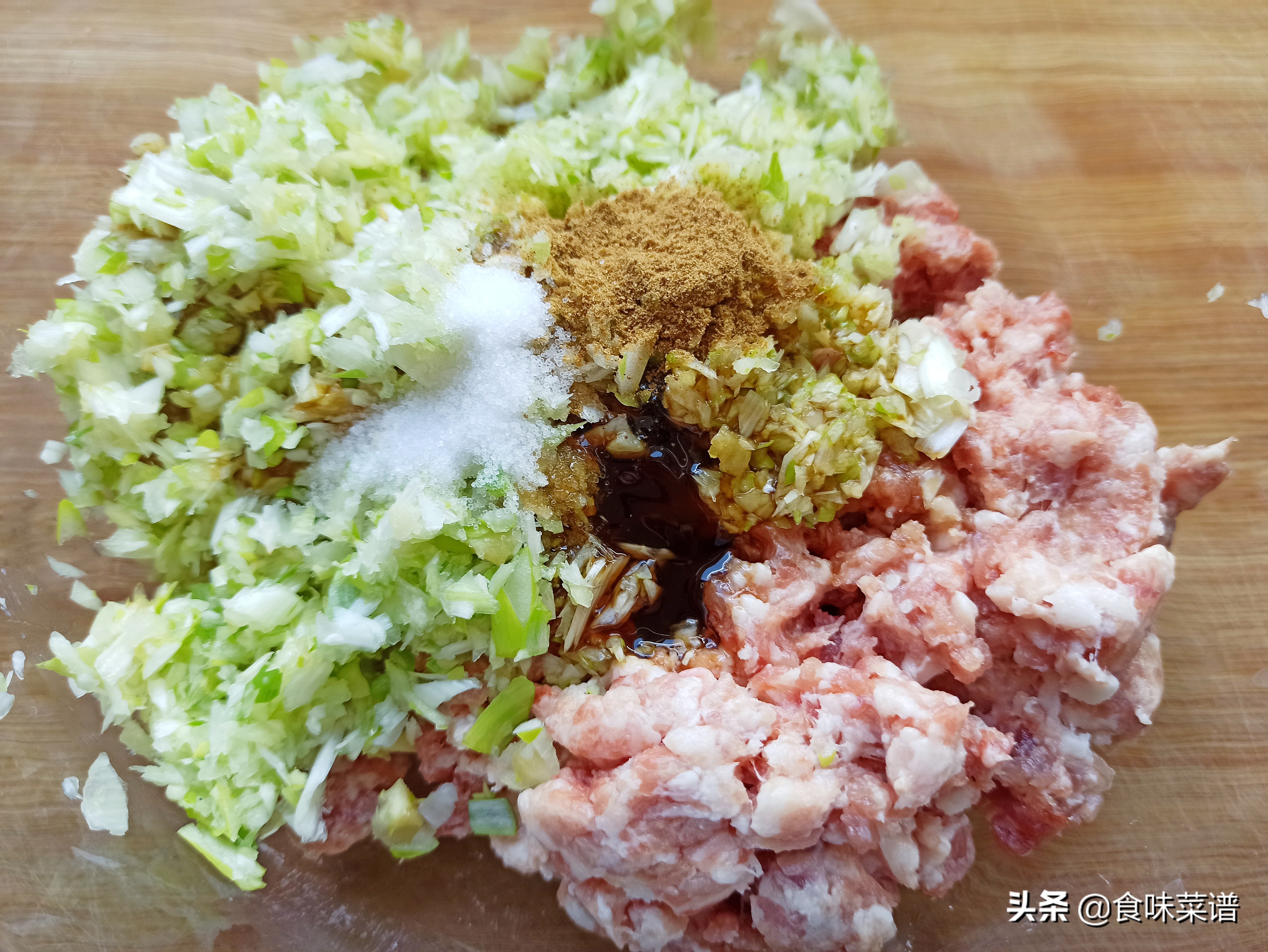 人见人爱的白菜饺子，馅料这样调，营养美味又好吃，出锅肉嫩鲜香