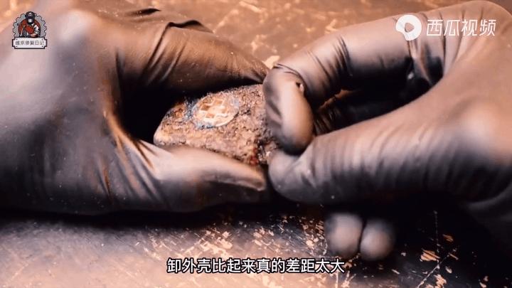 有人从垃圾场捡回一块废铁，竟修复成变形金刚，邻居小孩羡慕哭了