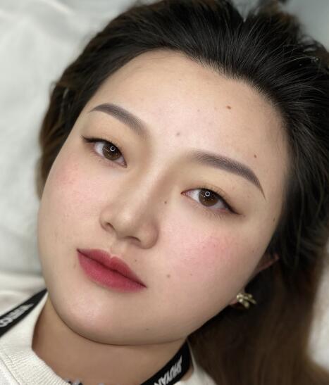 眉毛的末端和眉毛在同一水平线上.和一字眉最大的区别就是有眉峰.