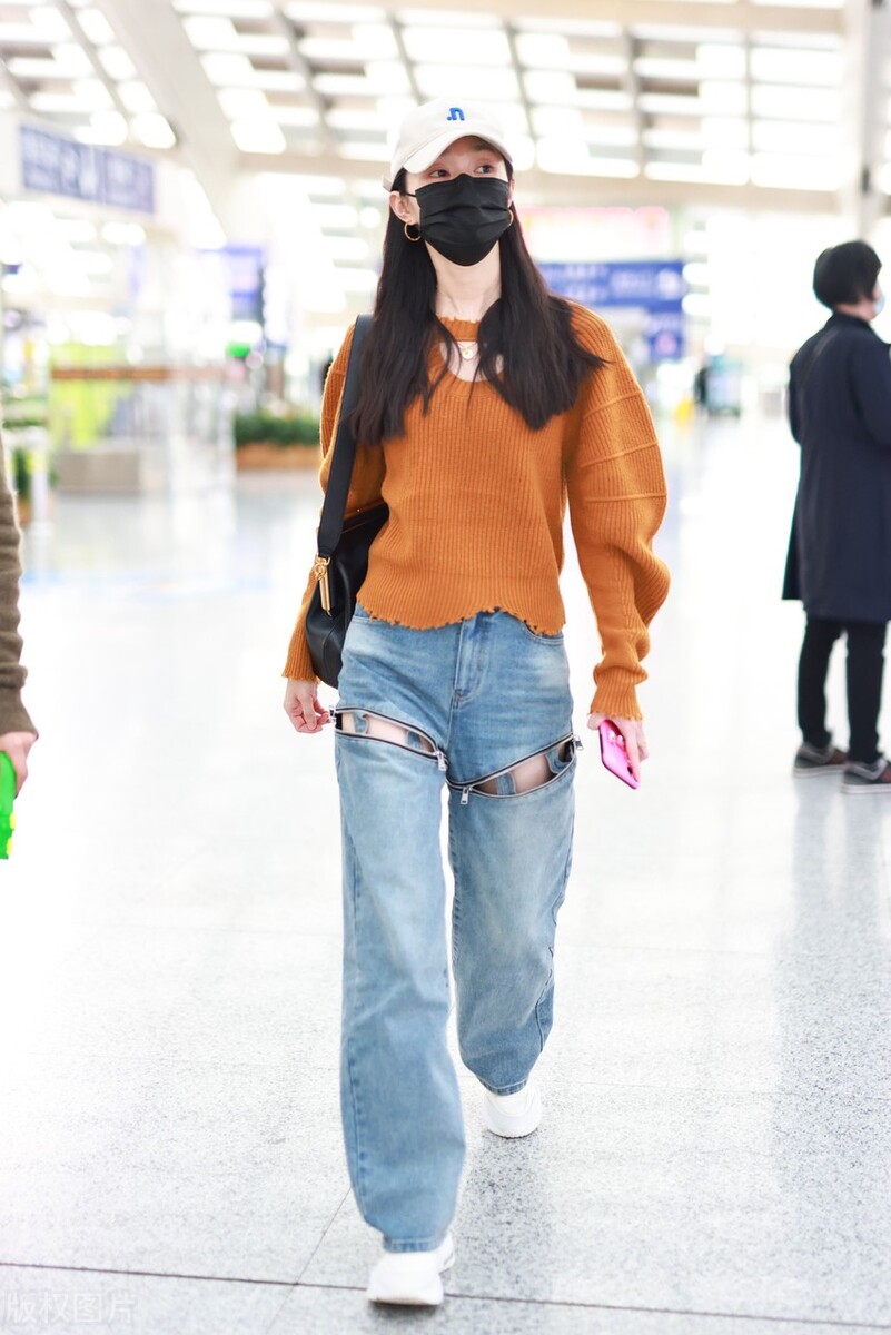 维杰色纺：31岁宋轶美出少女范，棕色毛衣很有氛围感，牛仔裤“挖空”