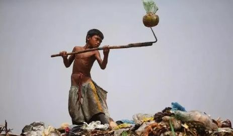 捡破烂交学费，用废品造学校？他建了一所垃圾学校，拯救无数孩子