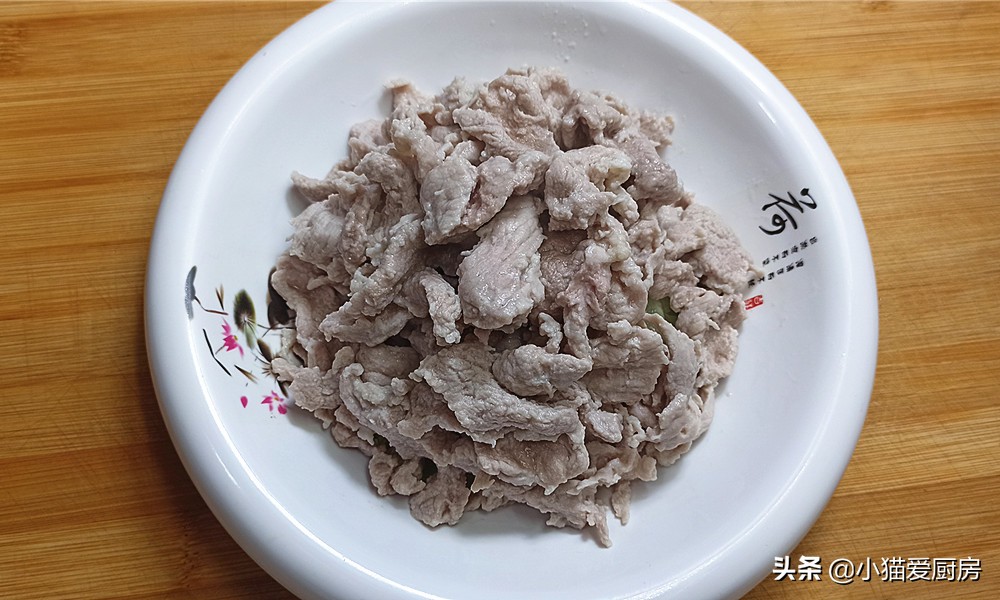 这道南瓜和猪瘦肉一起做的下饭菜“金汤肉片”，酸辣得恰到好处
