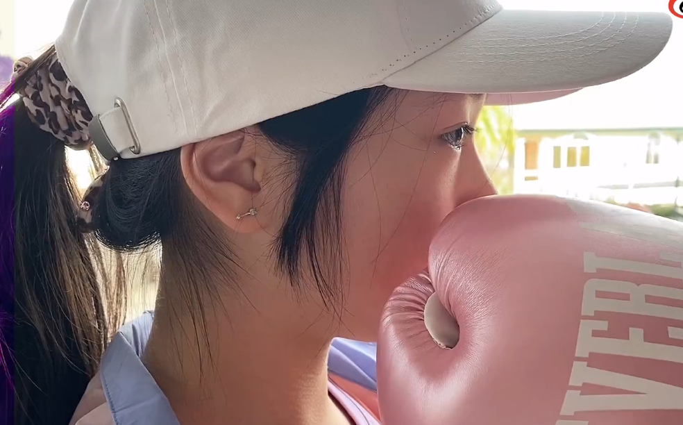 吴尊11岁女儿健身视频曝光！打拳击出手有力，一双大长腿太吸睛