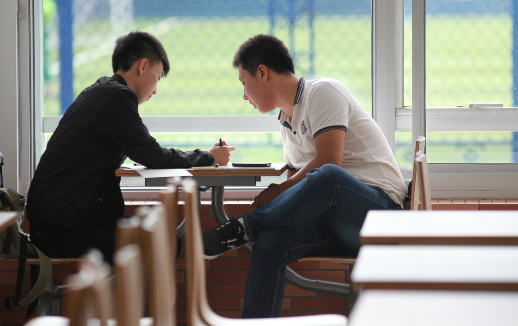 高考前班主任开“高价补习班”，高考后被家长举报，处理结果来了