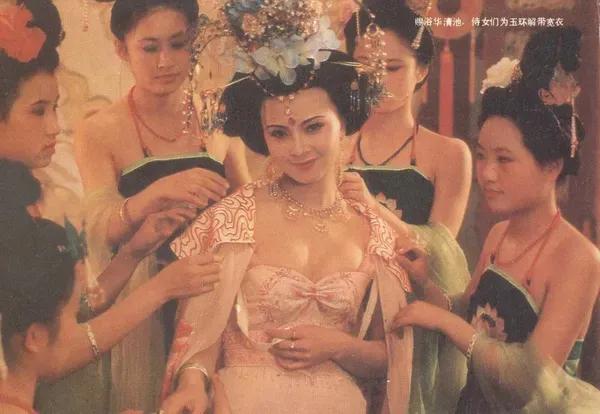 影视剧唐朝造型已落寞消失，华丽服饰不再用，高仿塑料珠子到处用