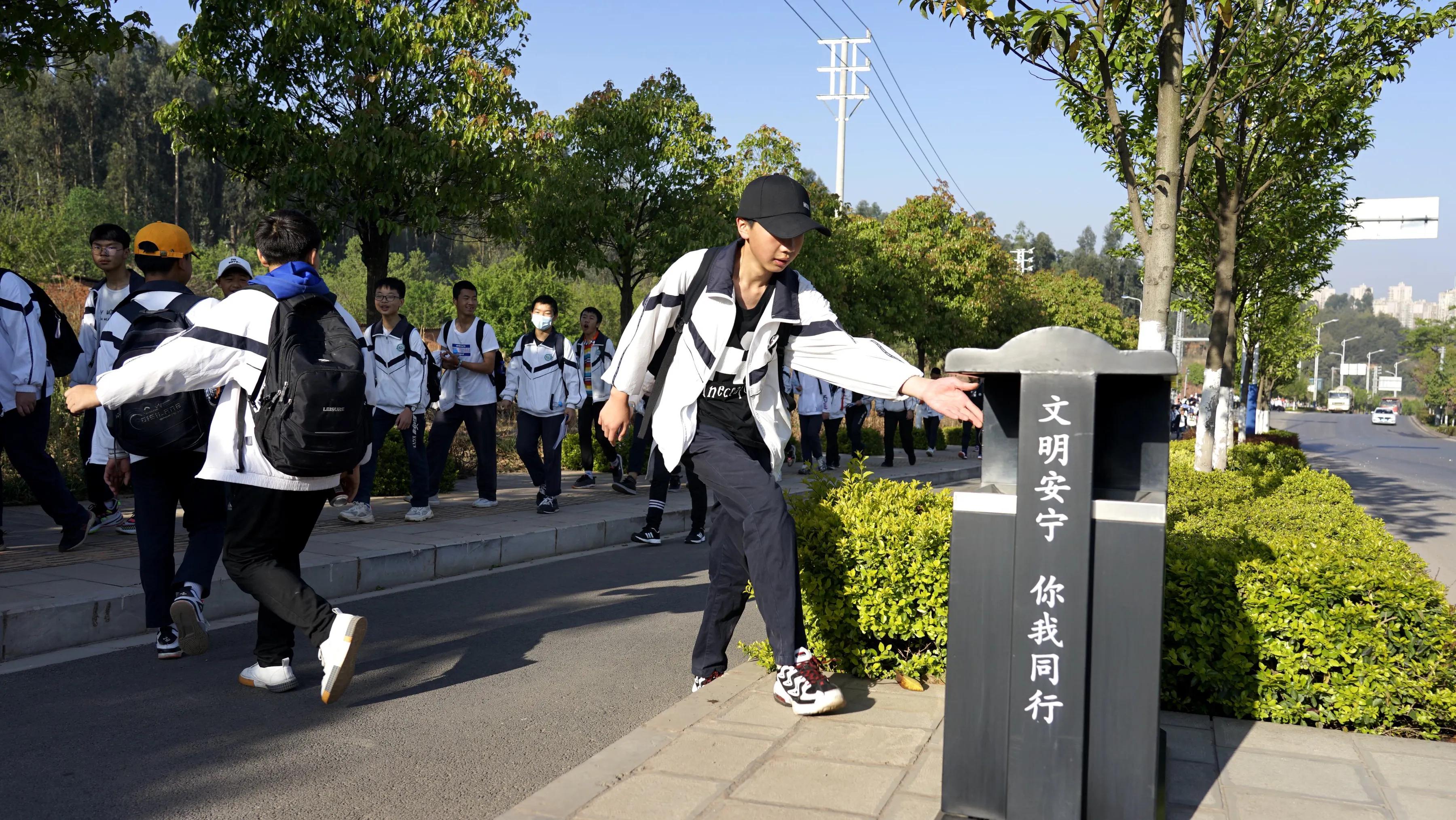 35里，昆钢一中学子用“脚”上了堂思政课