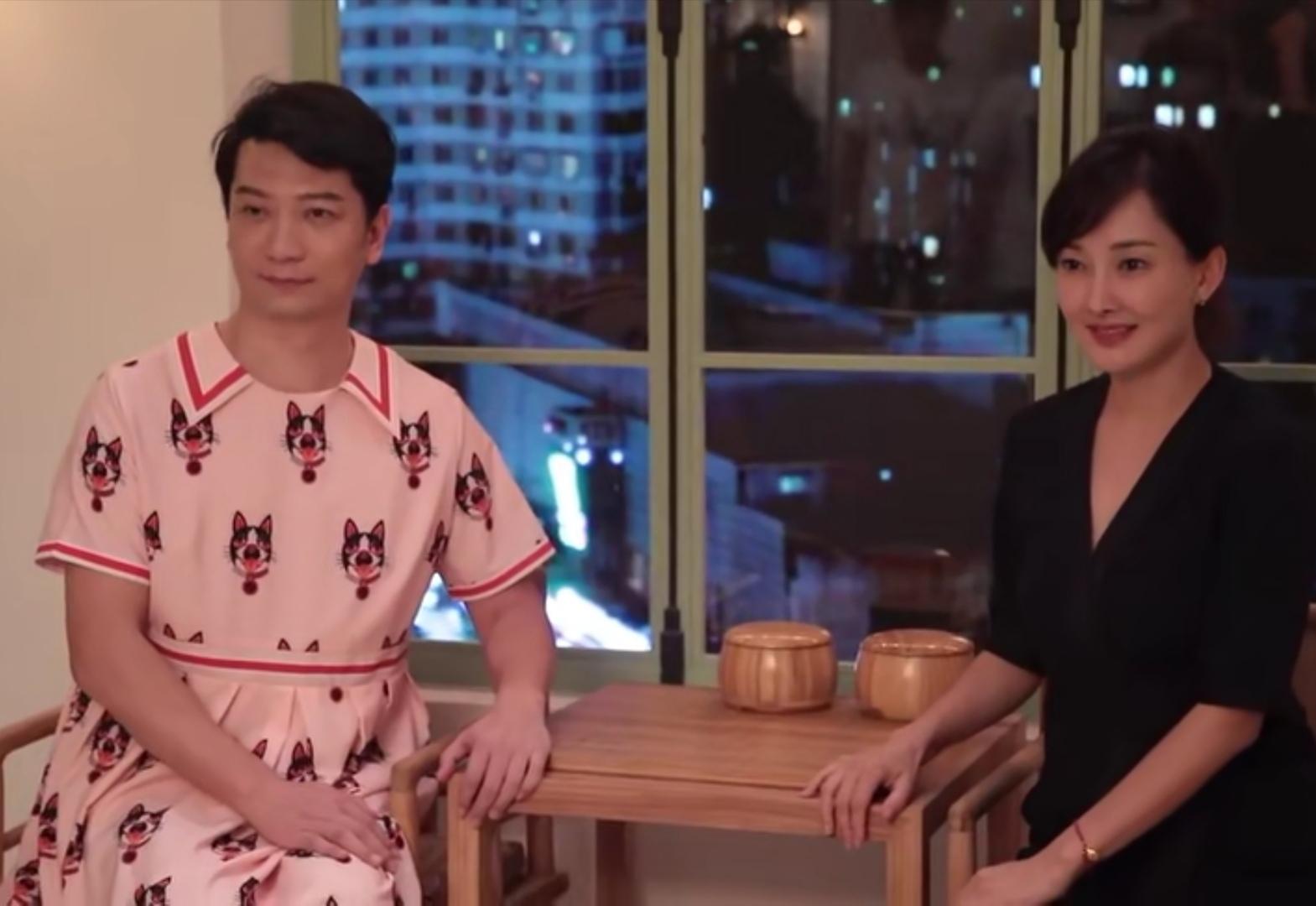 牛莉又晒近照，穿白毛衣和王为念共舞，状态超好不像快50岁的人